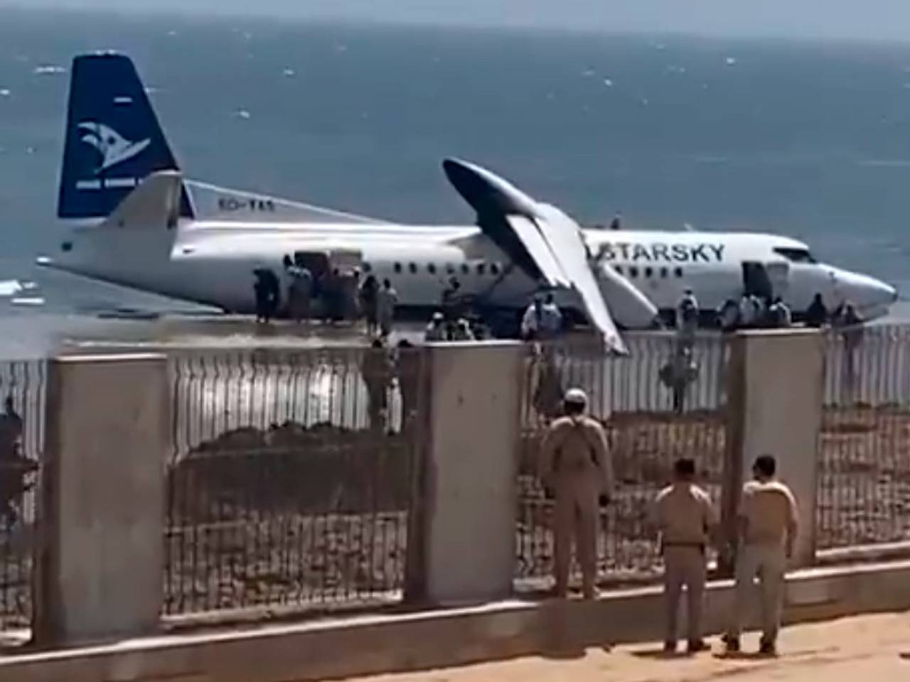 Самолет с десятками пассажиров совершил аварийную посадку в океан и попал на видео