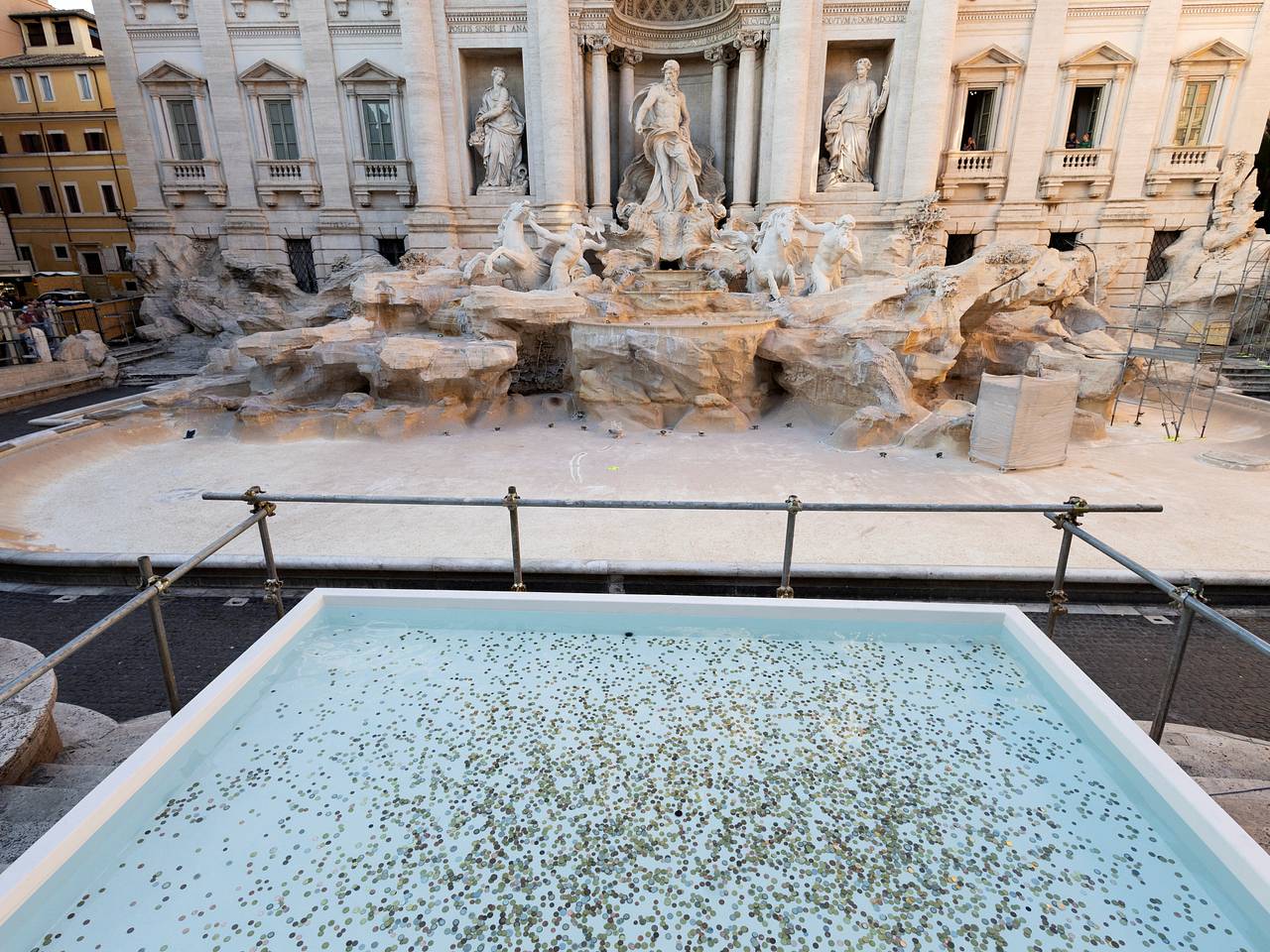 В стране Европы туристов обязали платить за бросание монет в фонтан