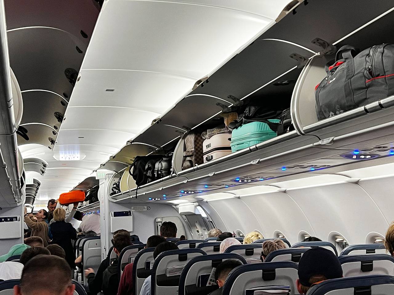 Россияне провели около 13 часов в самолете из-за транспортного коллапса в Сочи