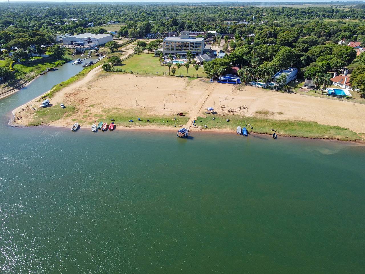 Десятки купающихся пострадали из-за нападения пираний на популярном пляже