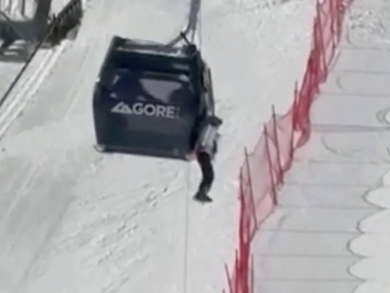 Лыжники зависли в десятках метрах над землей в фуникулере и попали на видео