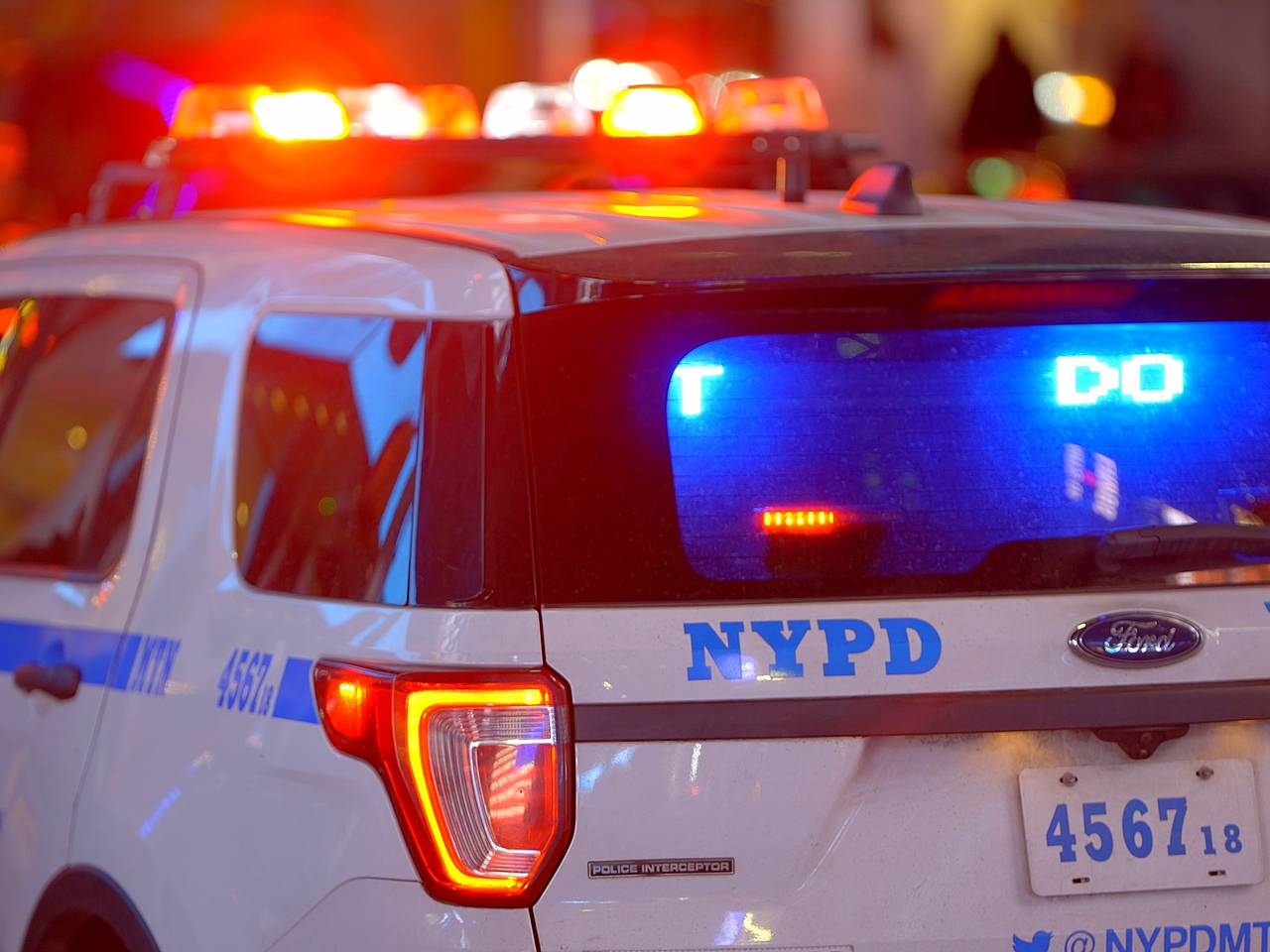 Юноша напал на женщину с ножом, попытался сбежать и закатил истерику в аэропорту