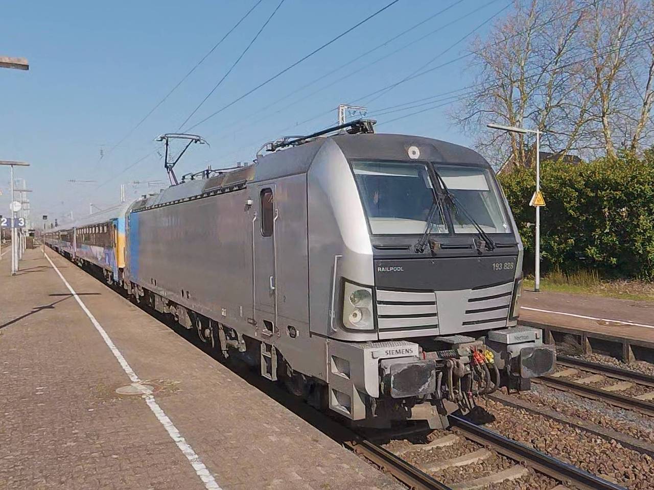 Пассажирка поезда вцепилась в волосы проводнице за отказ воспользоваться туалетом