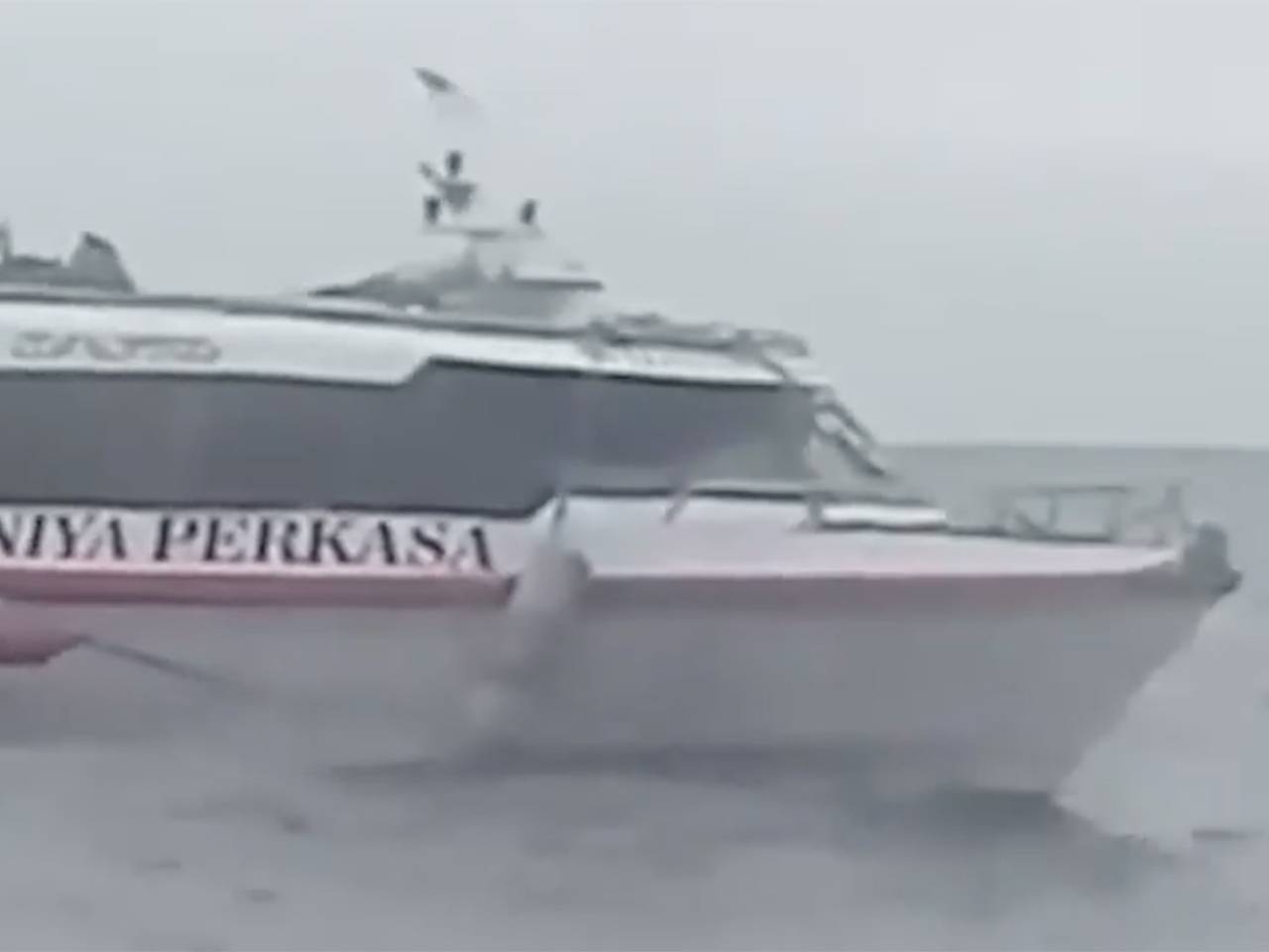 Судно с сотней туристов начало тонуть на Бали и попало на видео