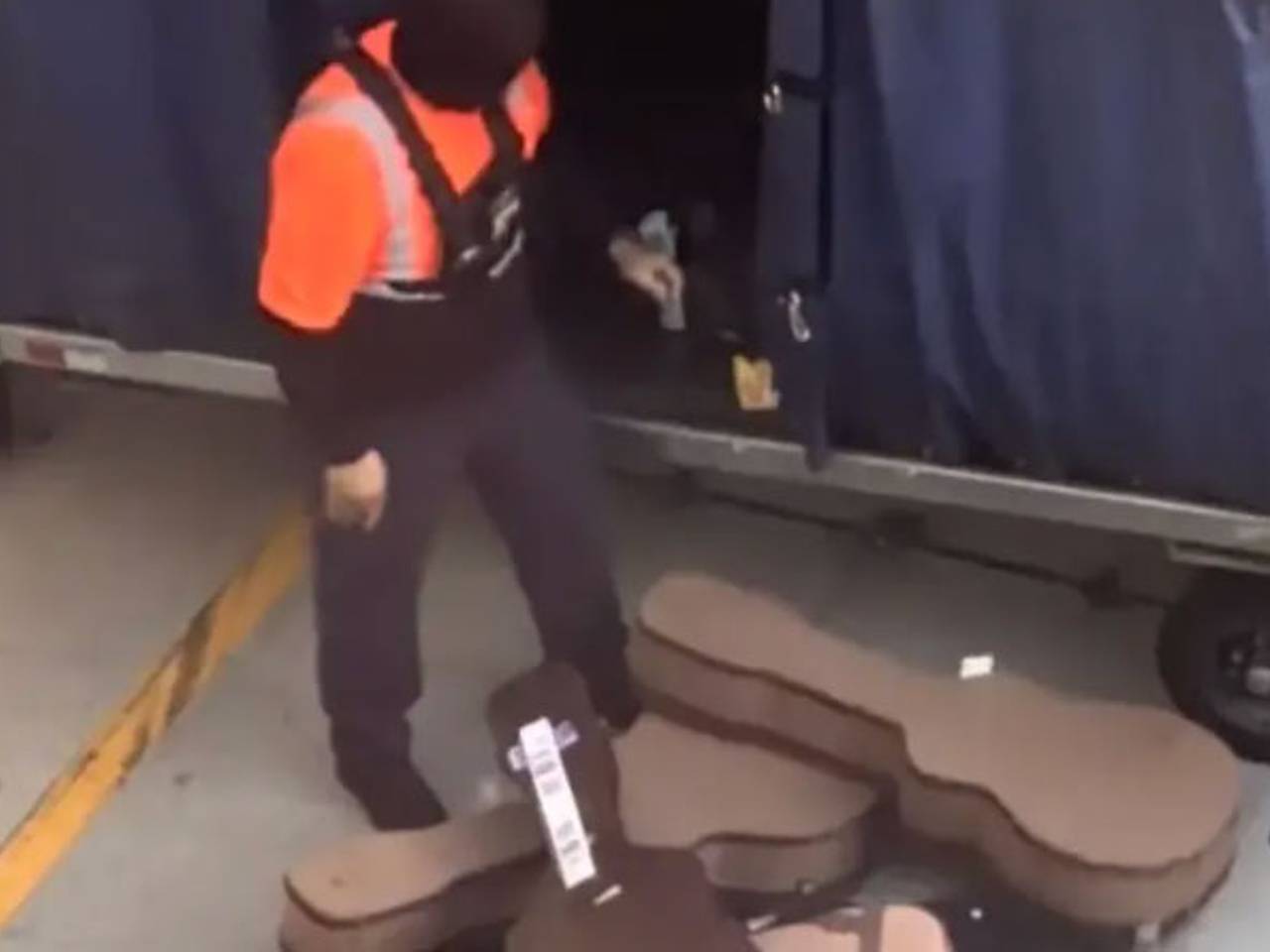 Грузчик в аэропорту швырял гитары пассажиров, попал на видео и прослыл в сети позорищем