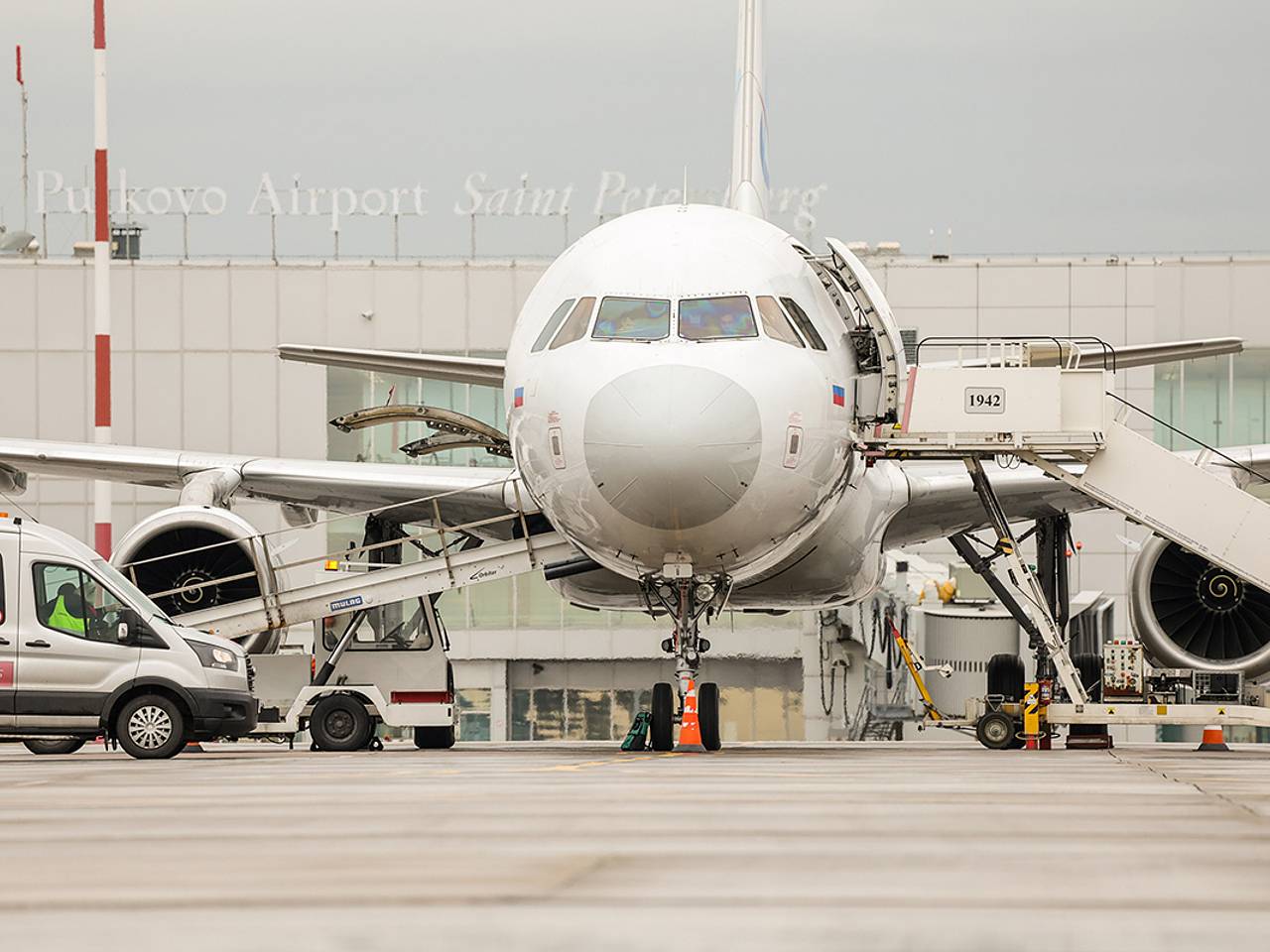 Более 100 рейсов задержали и отменили в российском городе