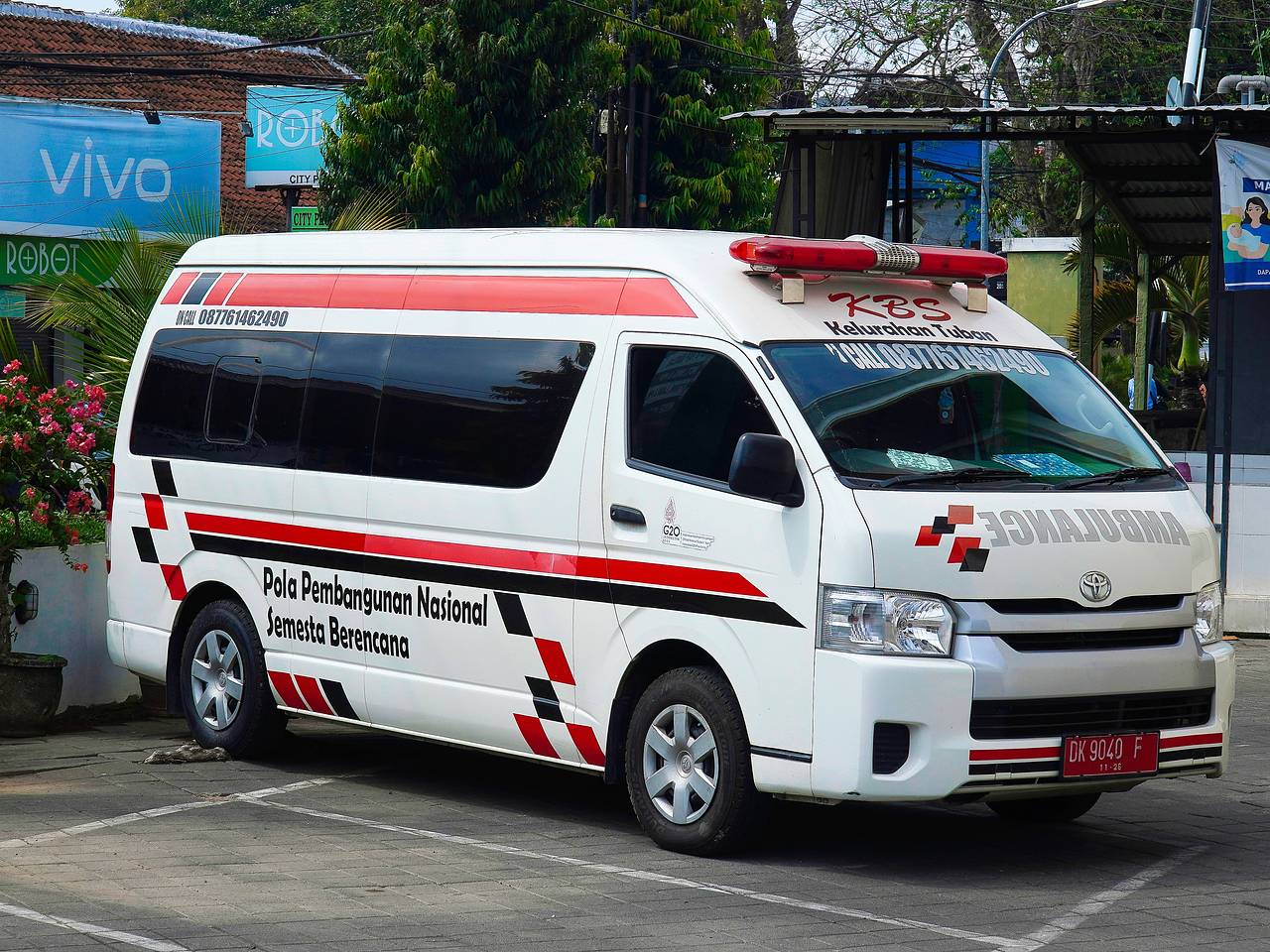 Мать двоих детей села за руль скутера на Бали и переломала кости в аварии