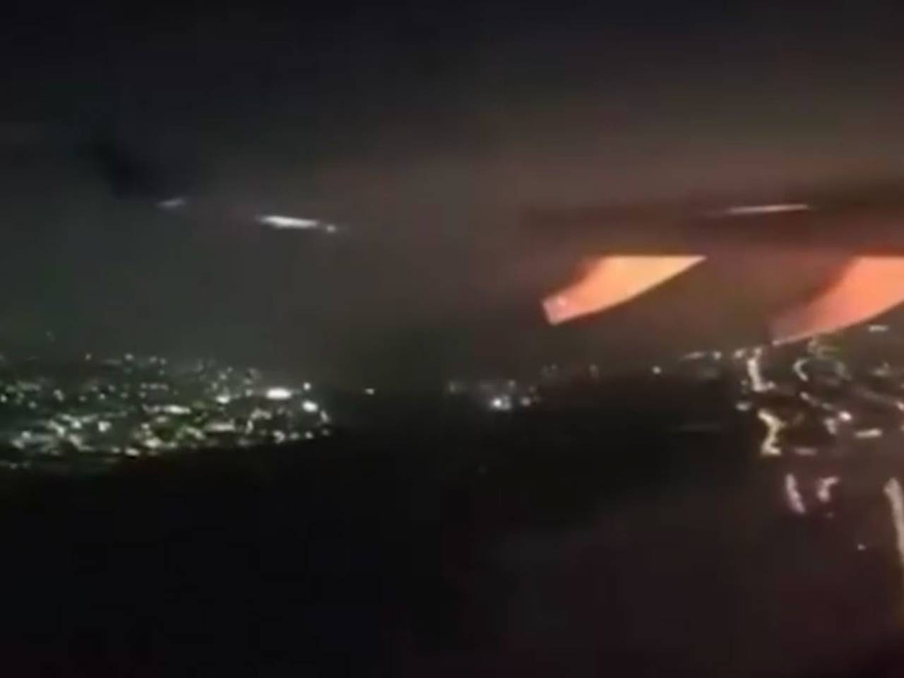 Паникующие пассажиры сняли на видео возгорание двигателя самолета при взлете в Бразилии