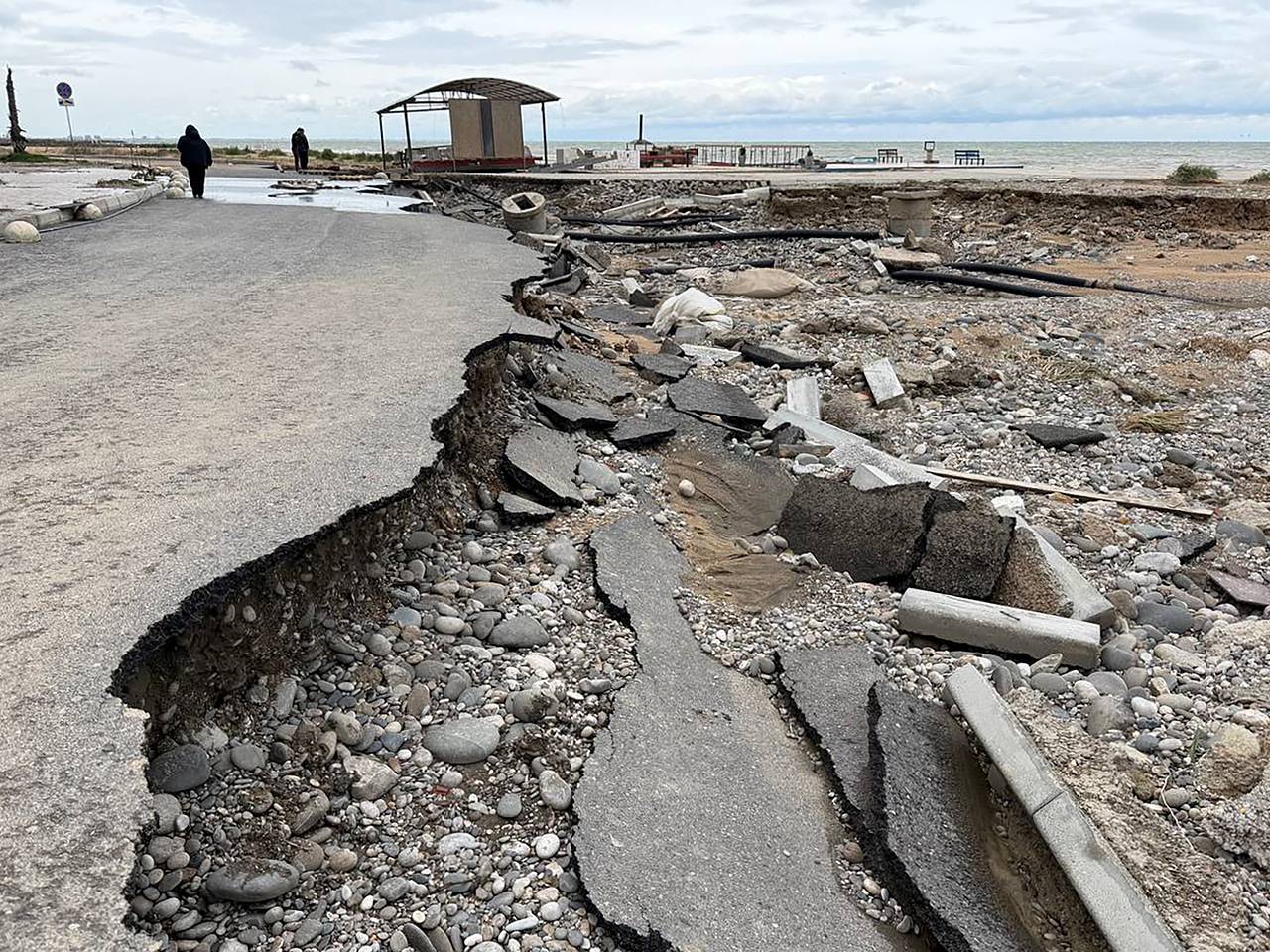 Туристический сезон в Дагестане оказался под угрозой из-за смытых в море трех тонн мусора