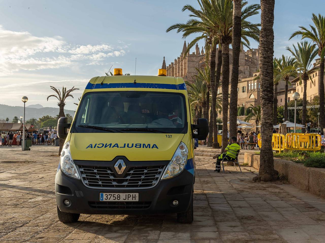 Туриста ударили ножом в живот и бросили истекать кровью на популярном острове Европы