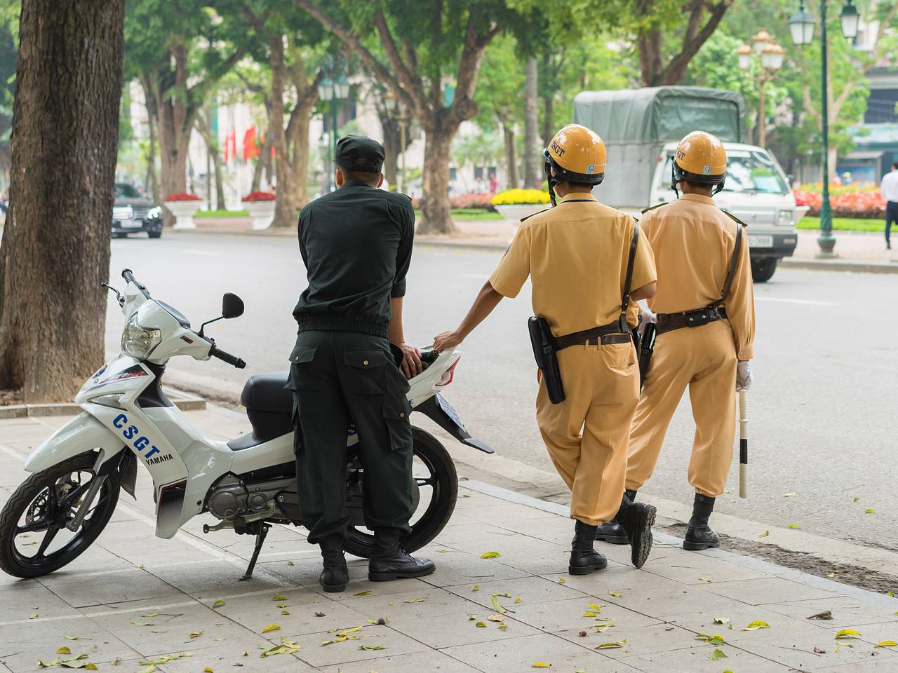 Турист с пистолетом напал на полицейского во Вьетнаме и скрылся на мотоцикле