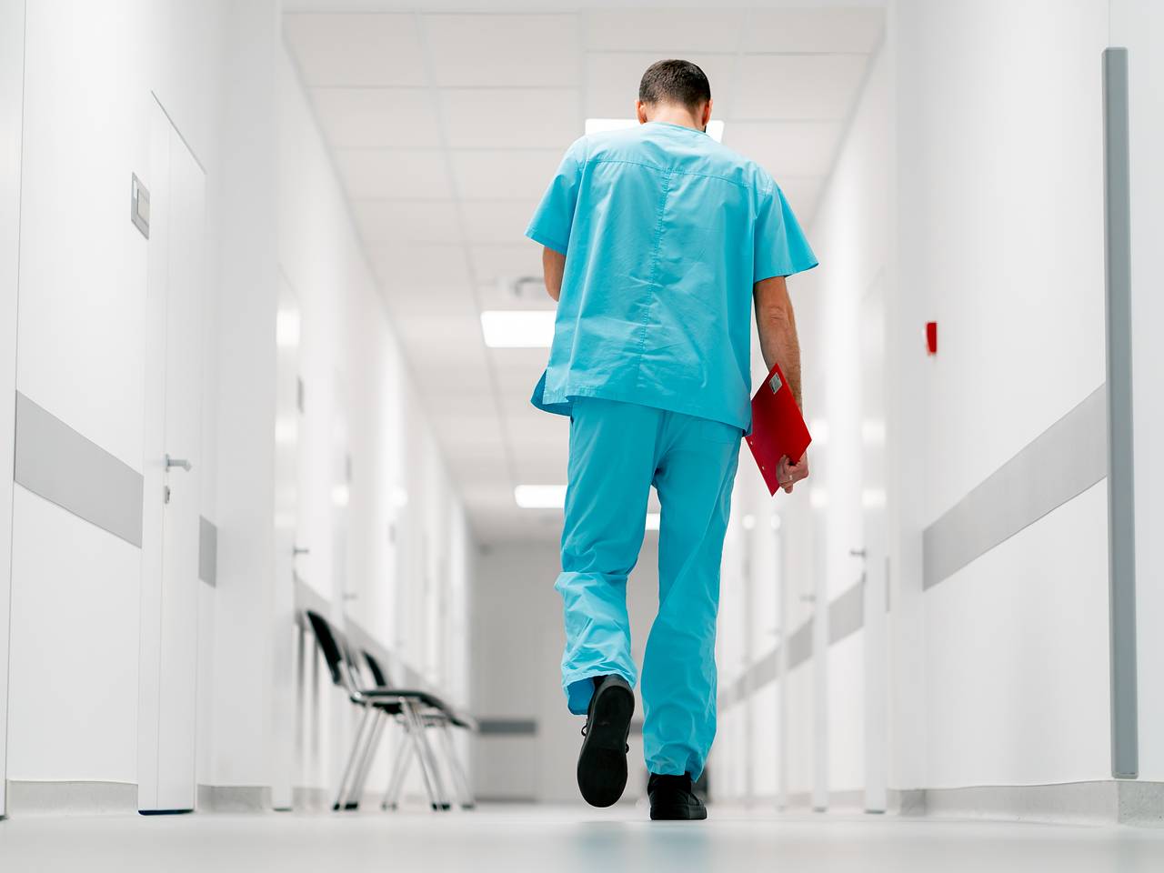 Россиянин с деменцией пришел обнаженным в госпиталь Таиланда и заговорил сам с собой