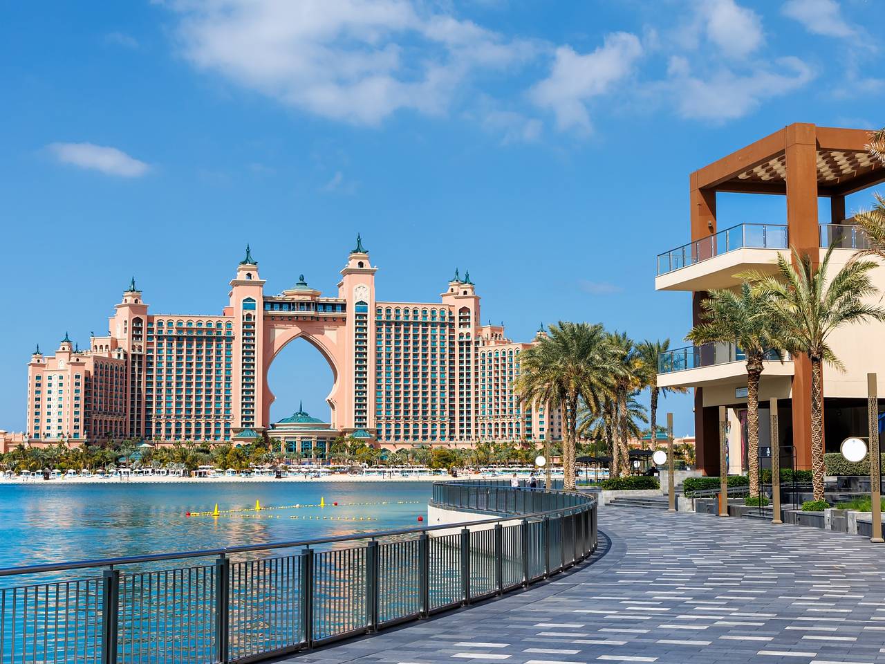 У россиян началась паника из-за необходимости срочно выселяться из отеля в Дубае