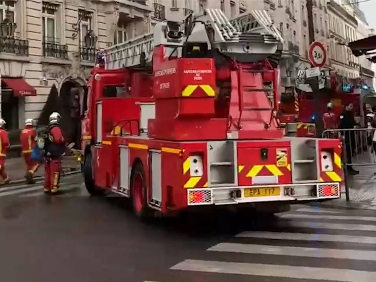 Пожар охватил люксовый отель в центре Парижа и попал на видео