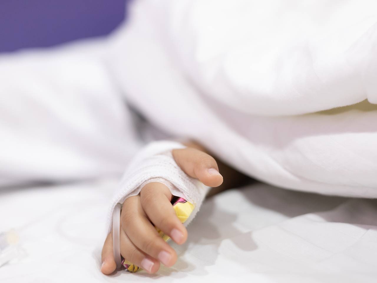 Годовалая девочка подавилась клубникой, пережила кому и ослепла на семейном отдыхе