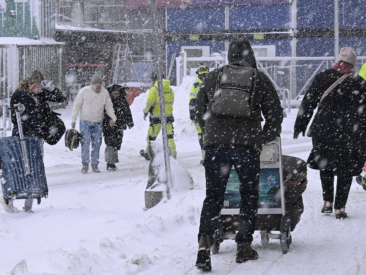 Россияне застряли в холодном аэропорту Финляндии из-за атаки БПЛА на Петербург