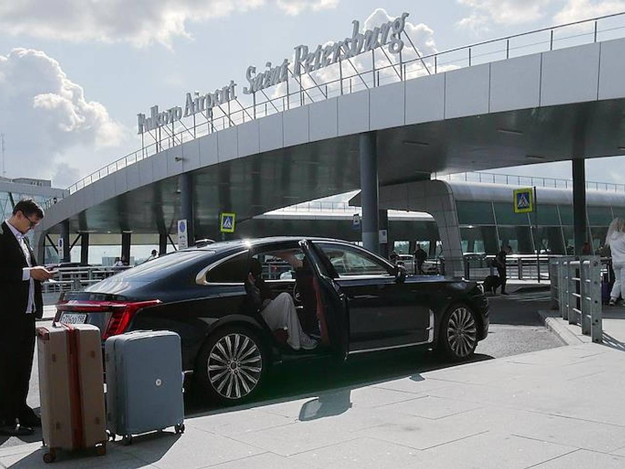 Сотни рейсов задержали и отменили в аэропорту российского города