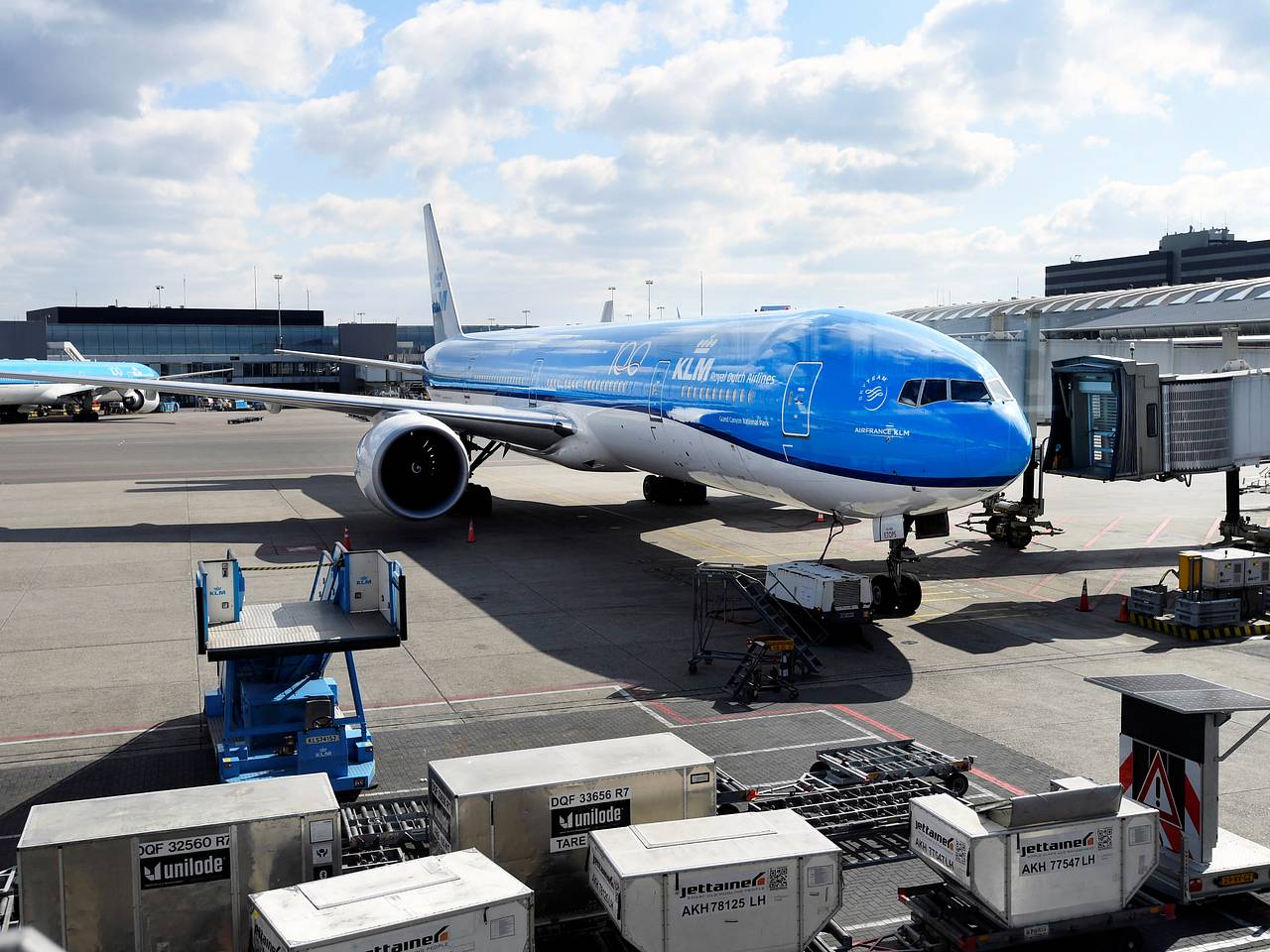 Мужчина ворвался в самолет без билета и получил 30-летний запрет на полеты