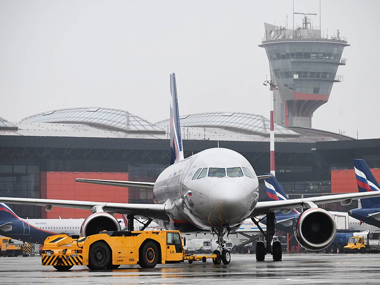 Самолет вернулся в российский аэропорт из-за проблемы с двигателем