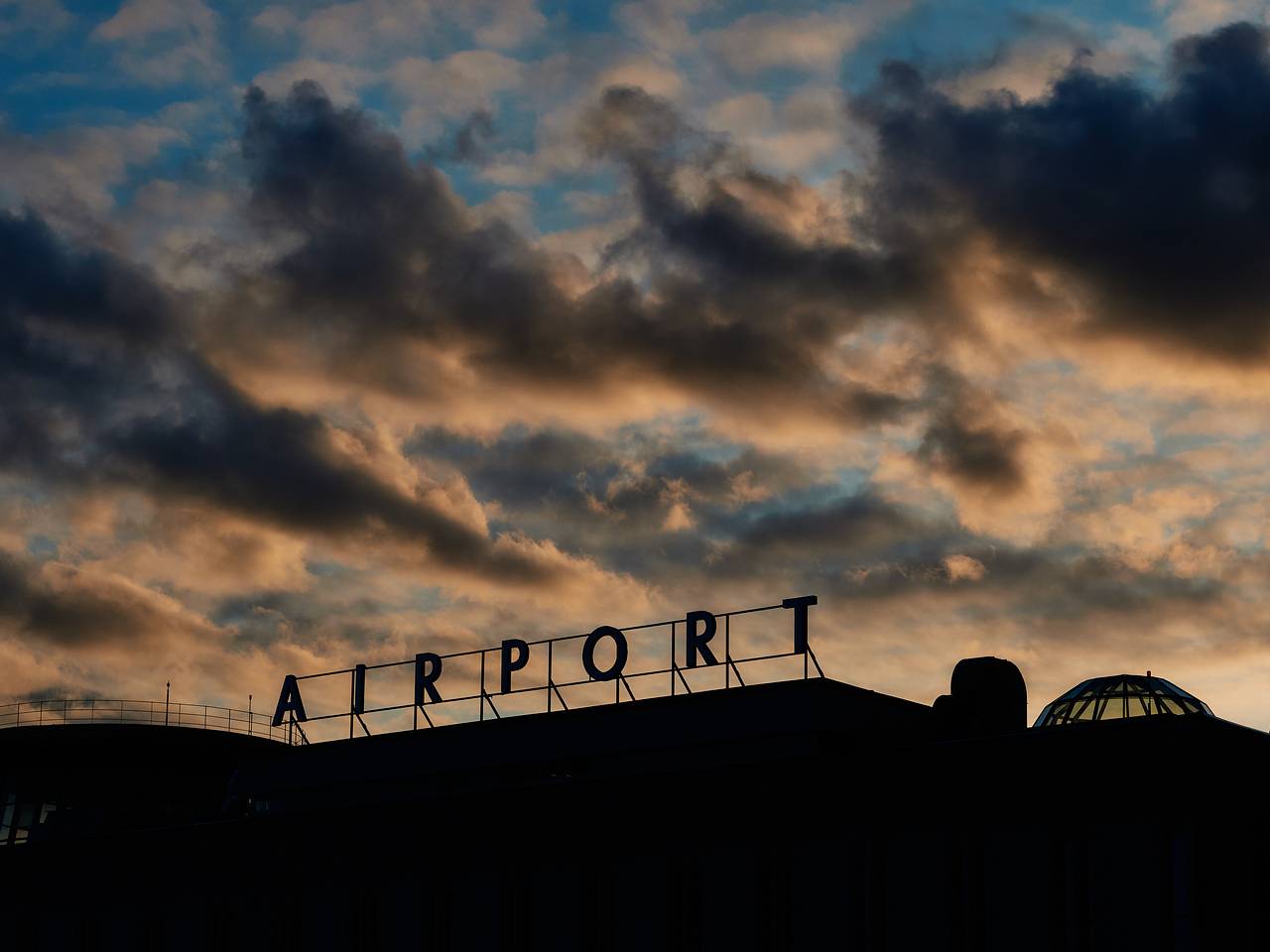 Десятки самолетов отправили на запасные аэродромы в российском городе