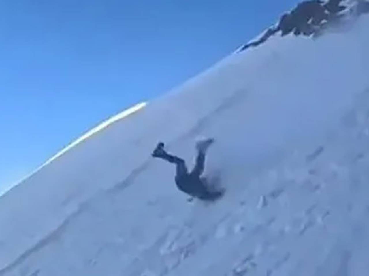 Альпинист поскользнулся, полетел кубарем вниз по горе и попал на видео