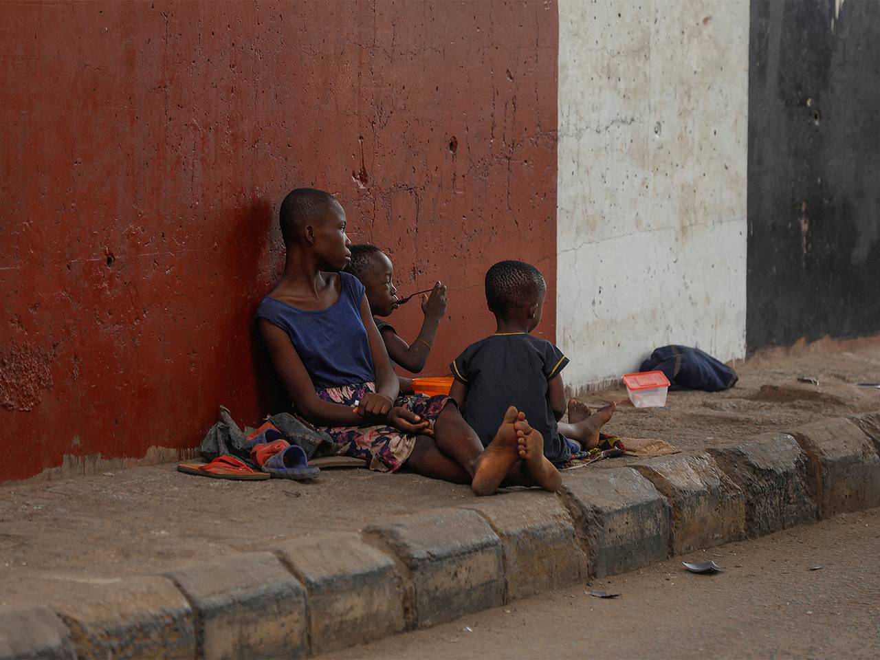 Турист дал денег попрошайкам в Африке и был брошен в тюрьму