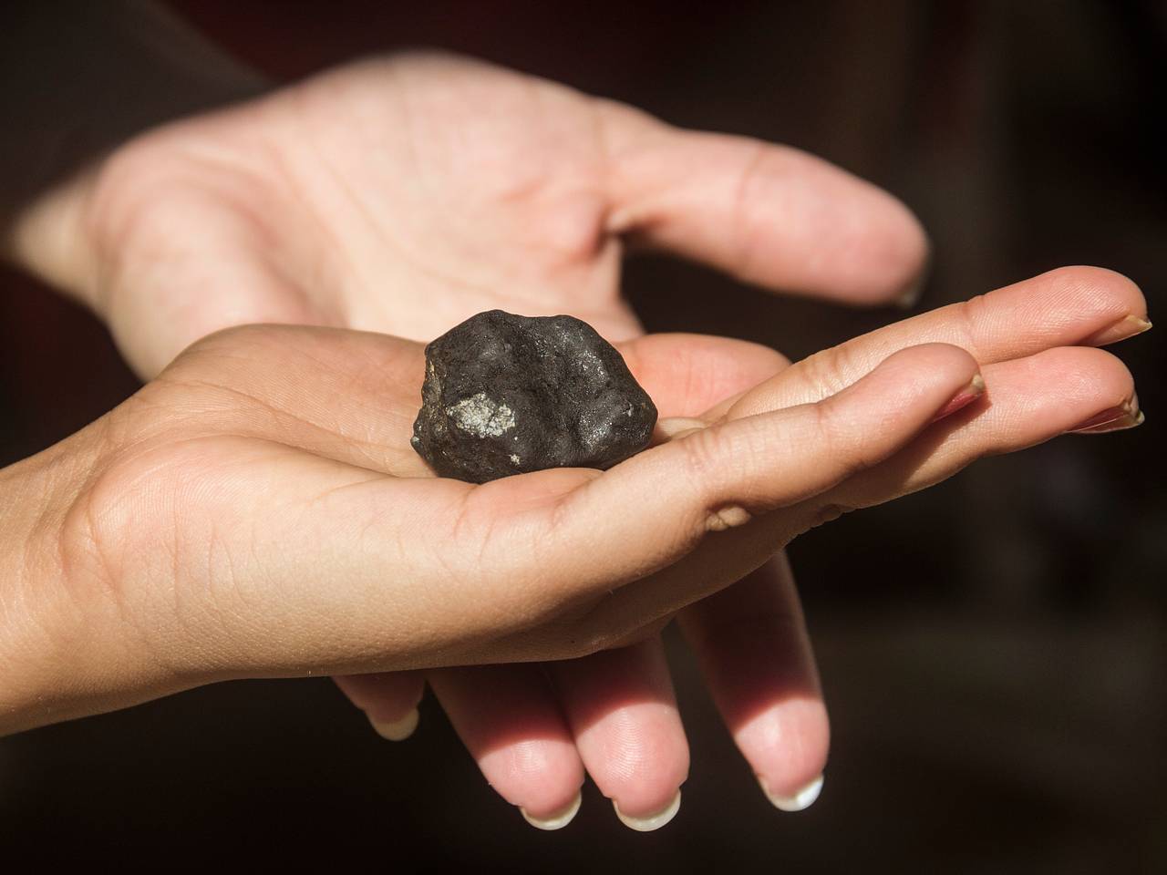 Россиянин привез из путешествия в подарок жене на 8 Марта уголь из шахты в Воркуте