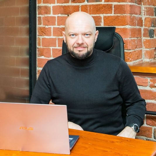 Юмор против выгорания: туриндустрия тестирует формат Travel Stand-Up