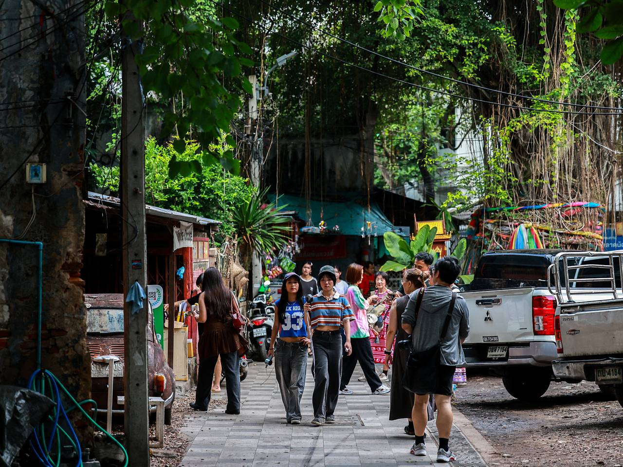 Проснувшийся на дороге в Таиланде турист впал в буйство и начал преследовать людей