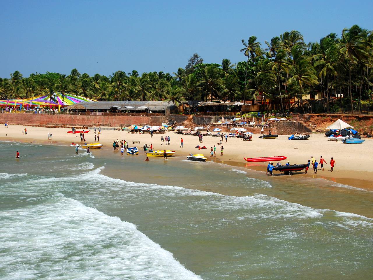 Житель Индии увидел российскую туристку, снял штаны и попытался ее изнасиловать