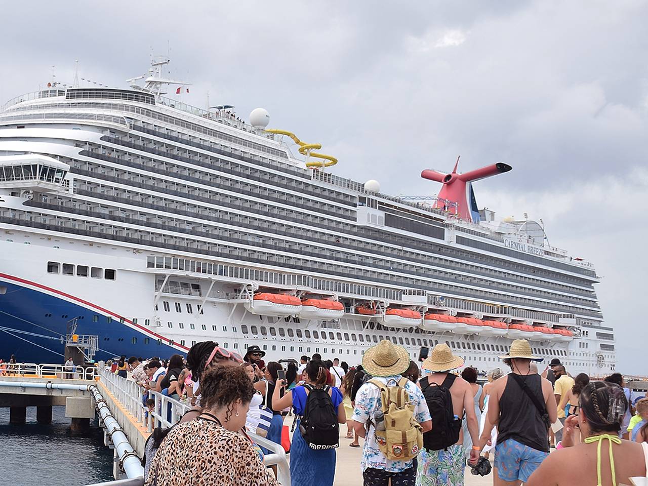 Пассажир круизного лайнера вылетел из кресла во время шторма и сломал шею