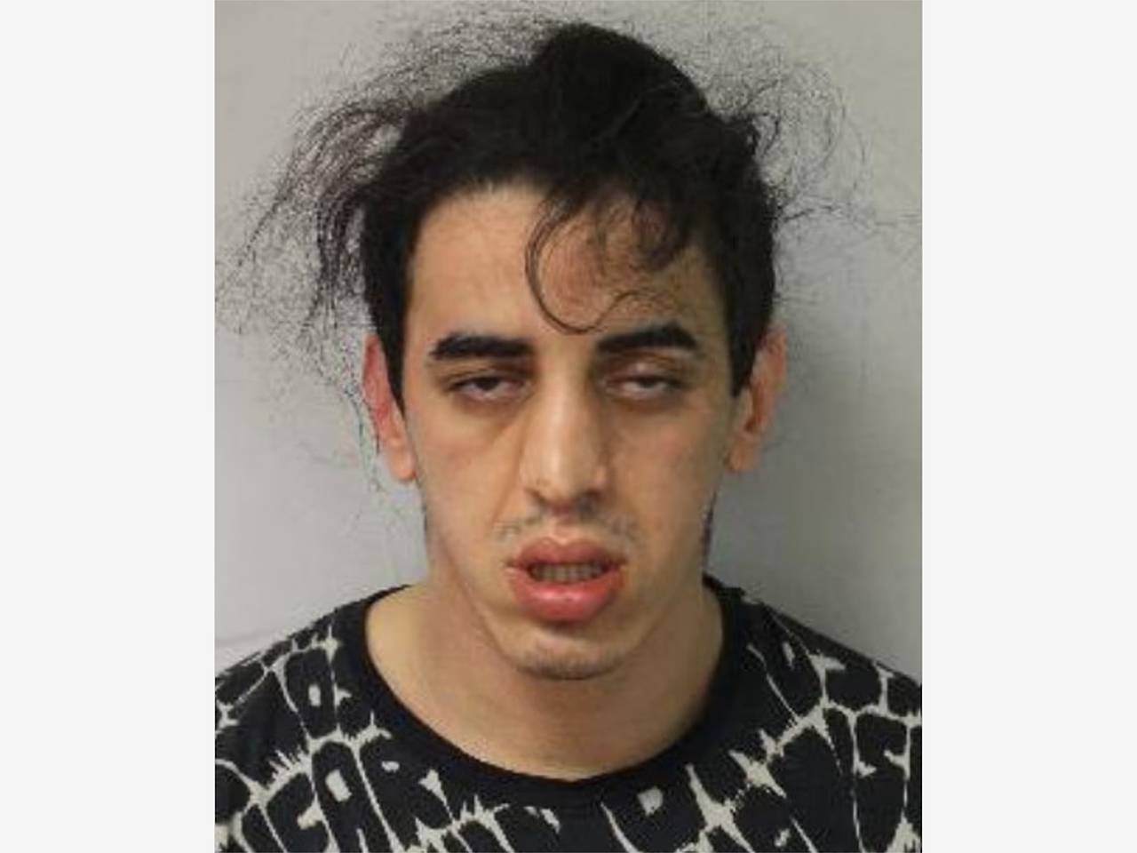 Мигрант напал на богатого туриста и украл его часы за четыре миллиона рублей