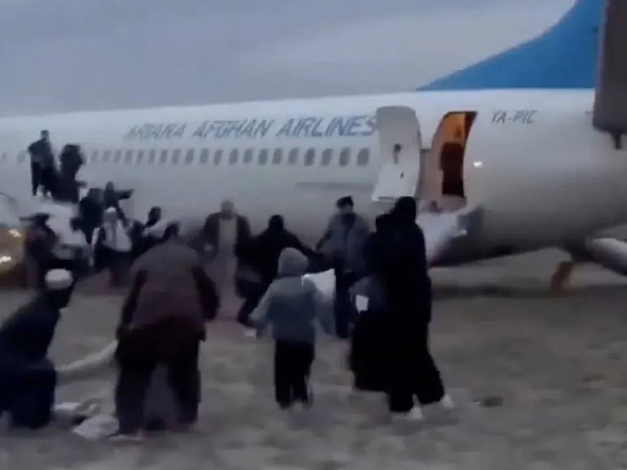 Испуганные пассажиры сняли на видео искрящийся при посадке в Афганистане лайнер