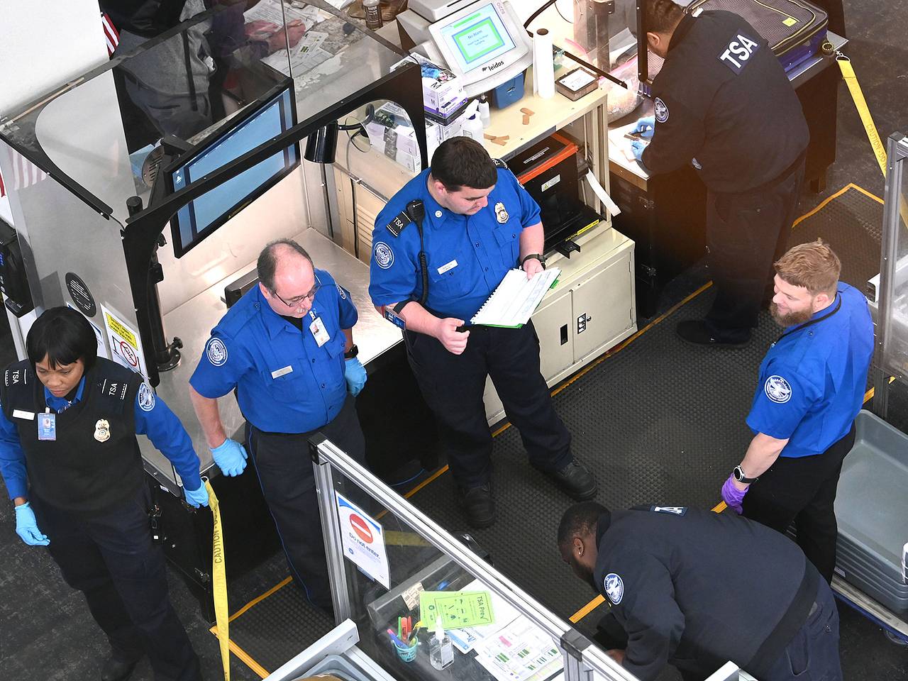 Работников аэропортов США лишили зарплаты и вынудили сдавать кровь ради заработка