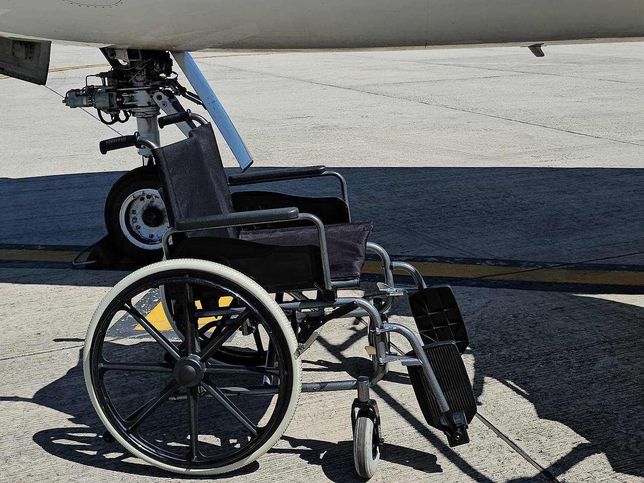 Пассажир не выжил после падения с инвалидной коляски во время посадки в самолет