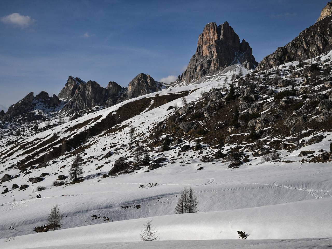 Покоривший горный хребет с другом турист рухнул вниз у него на глазах и не выжил