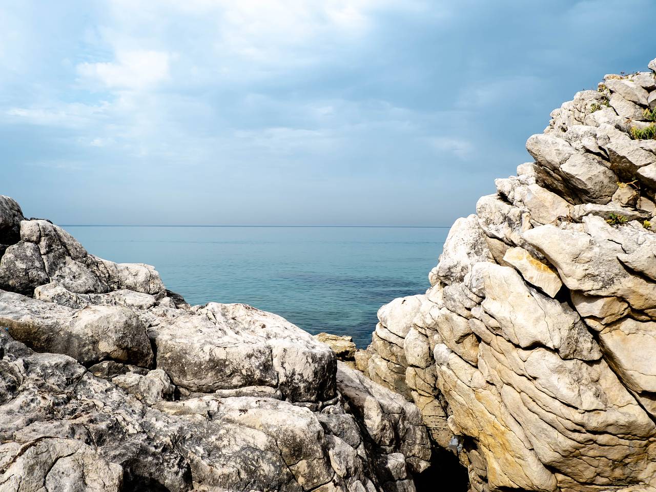 28-летний турист упал с обрыва в море при попытке достать очки и не выжил