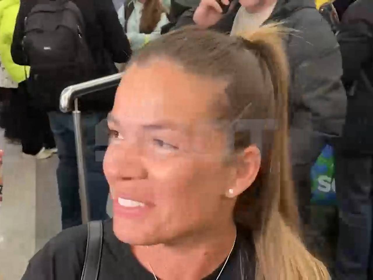 Прибывшая из ОАЭ россиянка описала эмоции словами «хочется целовать землю родную»