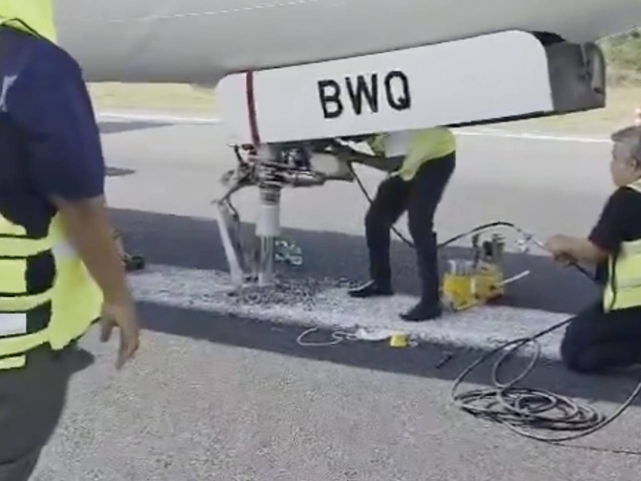 Самолет без шасси вскопал взлетную полосу и парализовал работу аэропорта на сутки