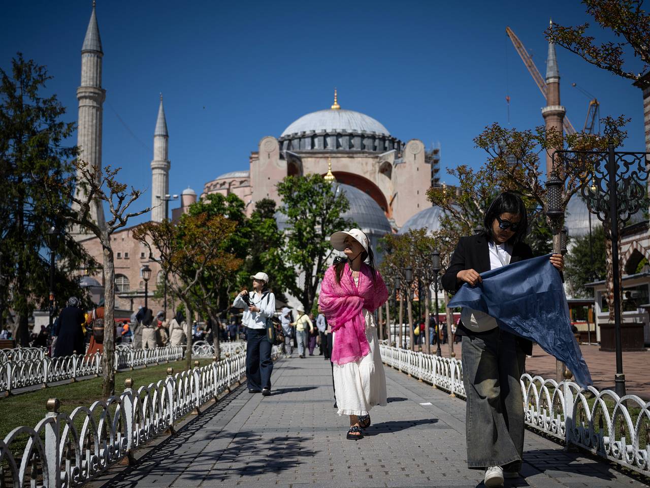 Российские туристы проведут апрель в трех популярных странах