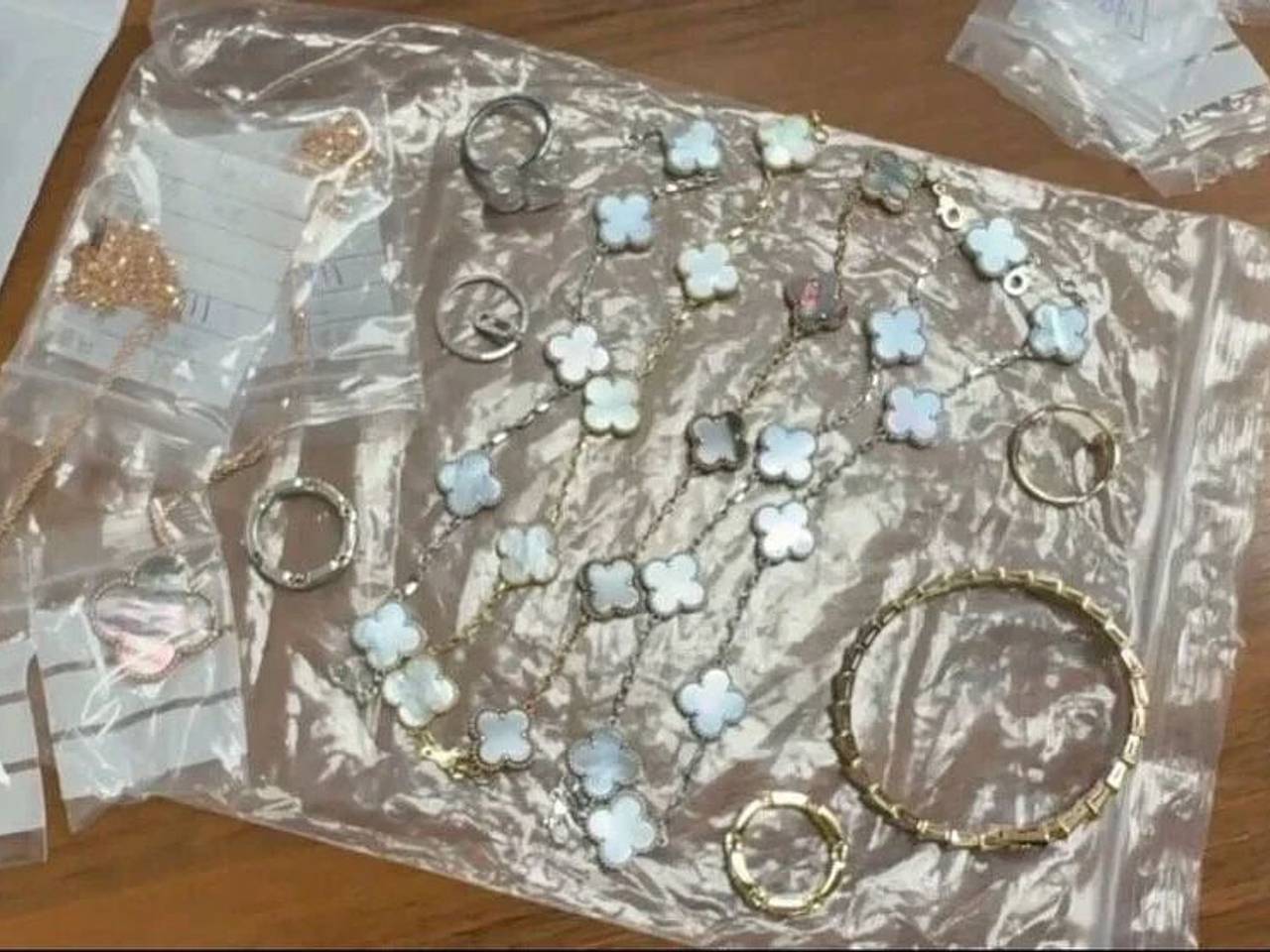 Иностранец прилетел в Россию с драгоценностями на 3,5 миллиона рублей и попался на таможне