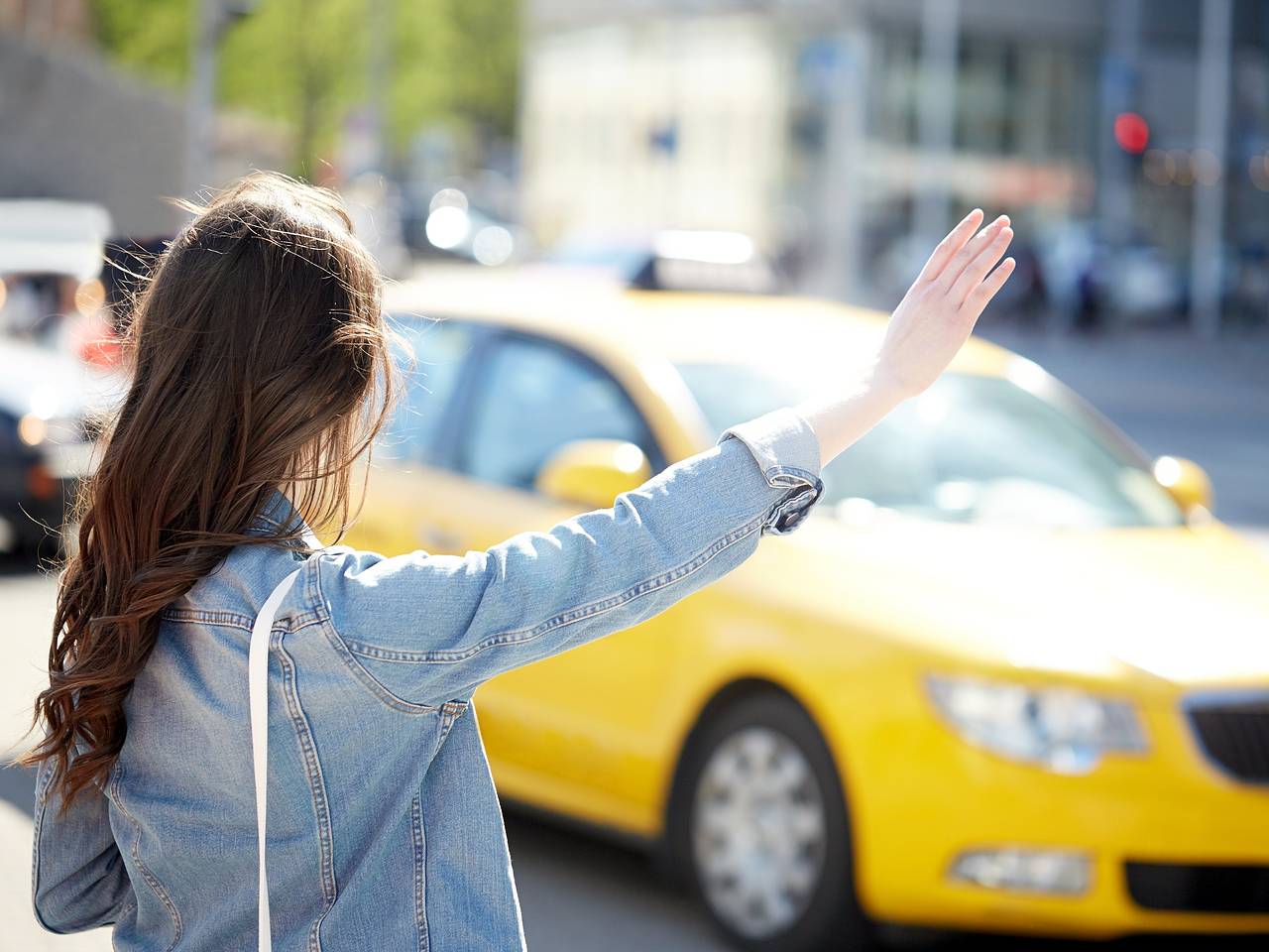 Таксист домогался туристки и выгнал ее из машины со словами «так принято в Испании»