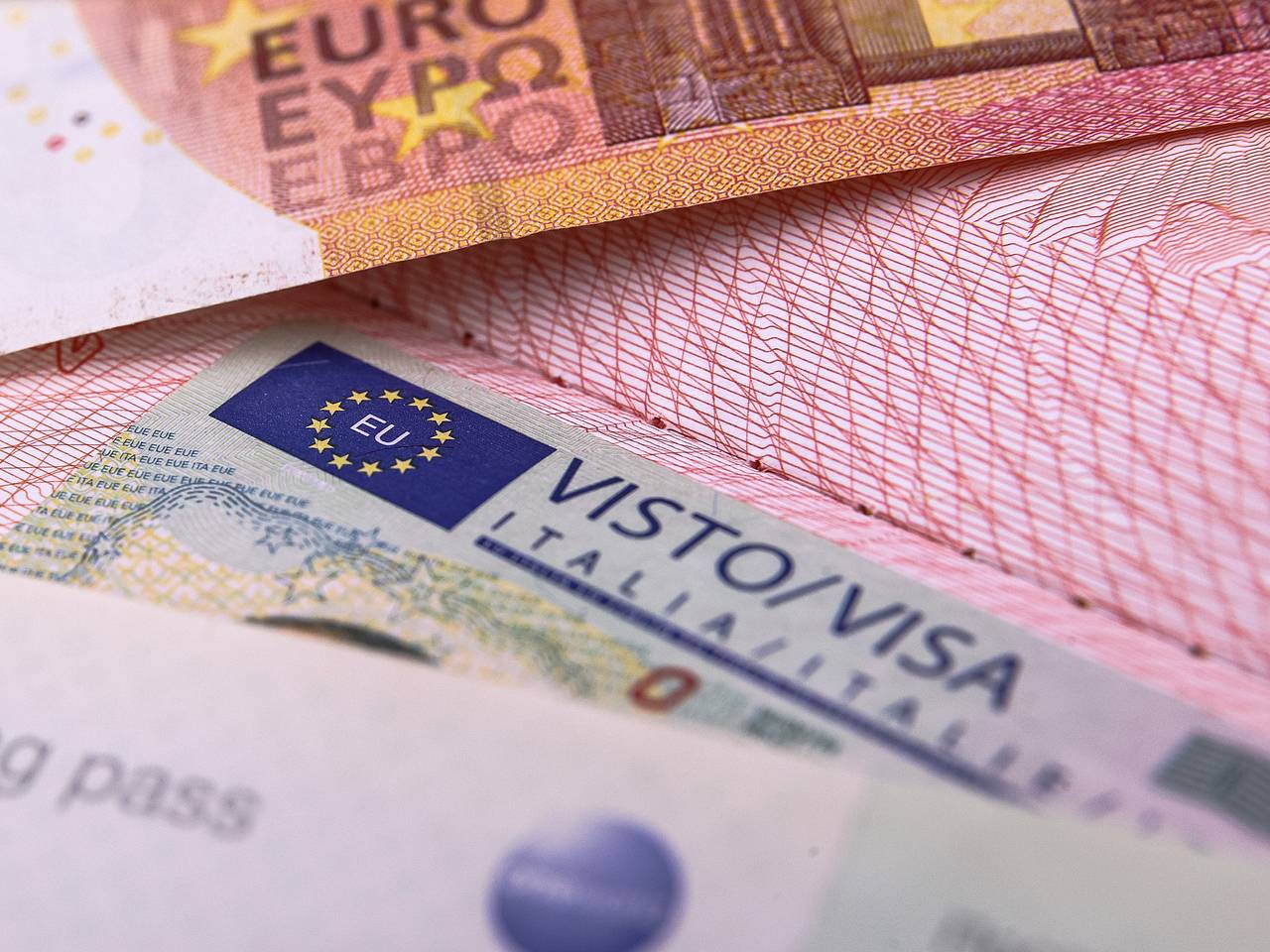 Выдача многократных шенгенов россиянам сократилась на 90 процентов