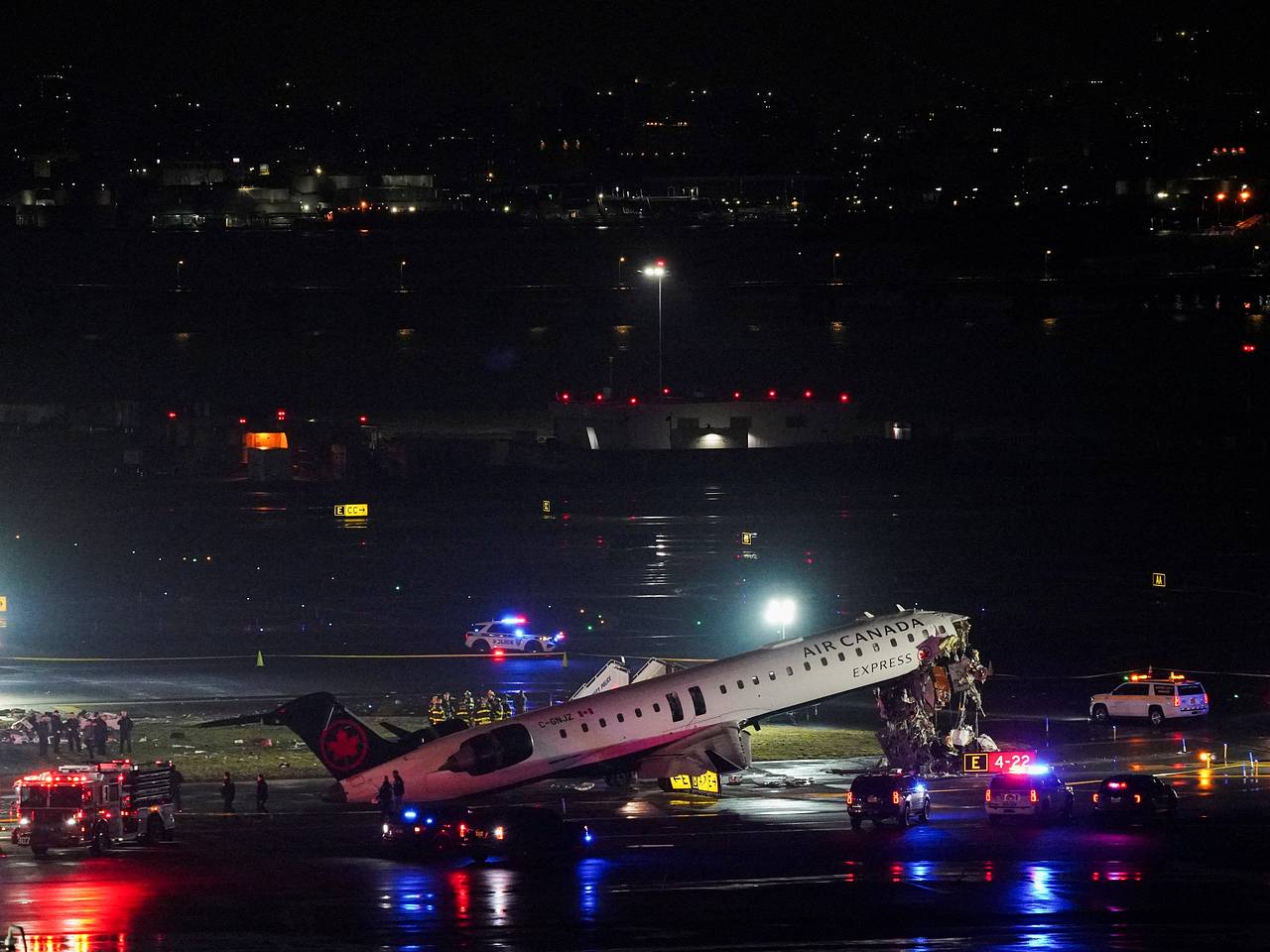 Самолет на большой скорости врезался в пожарную машину в аэропорту и попал на видео