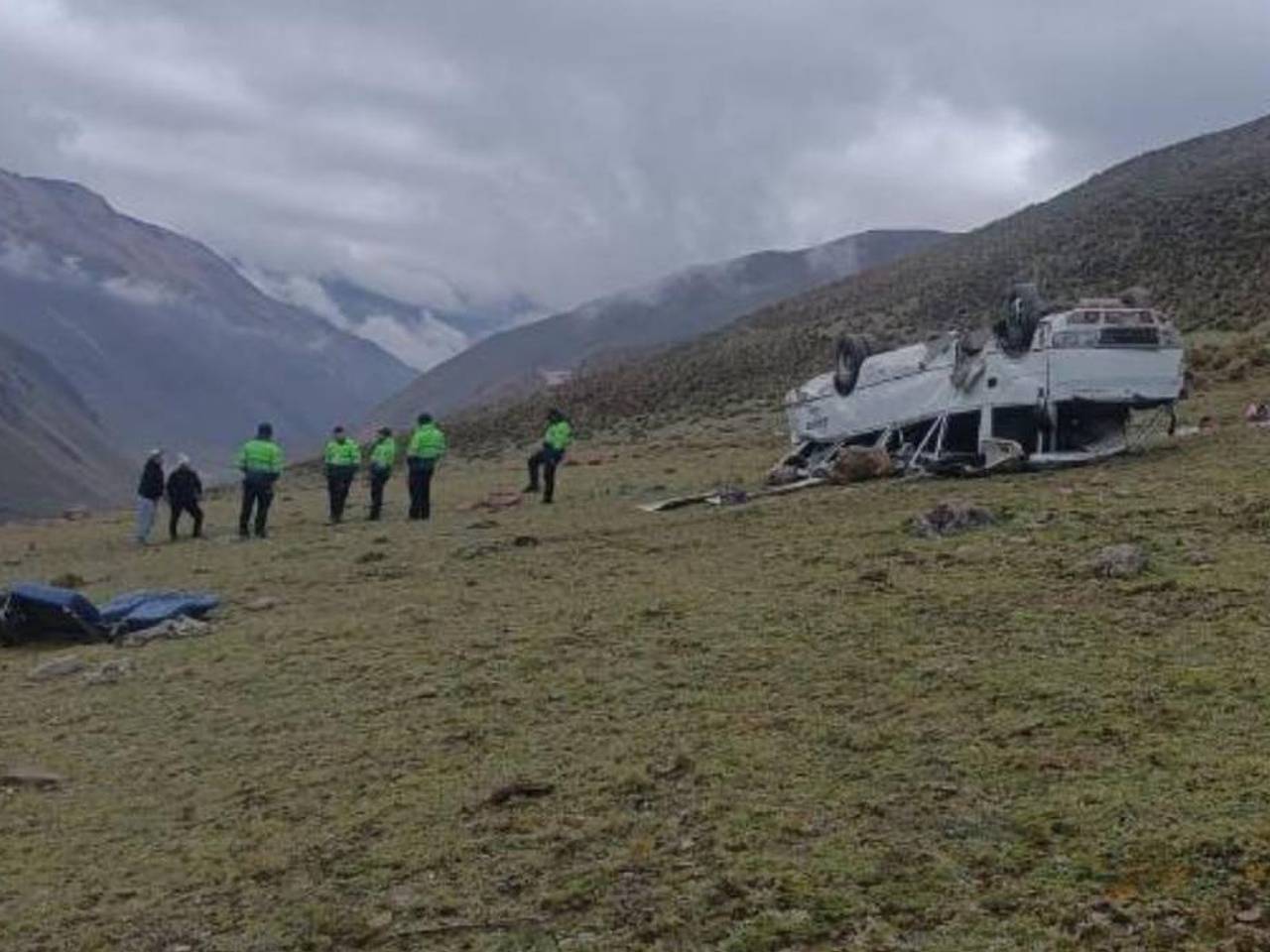 Автобус с туристами упал с обрыва в Перу и попал на видео