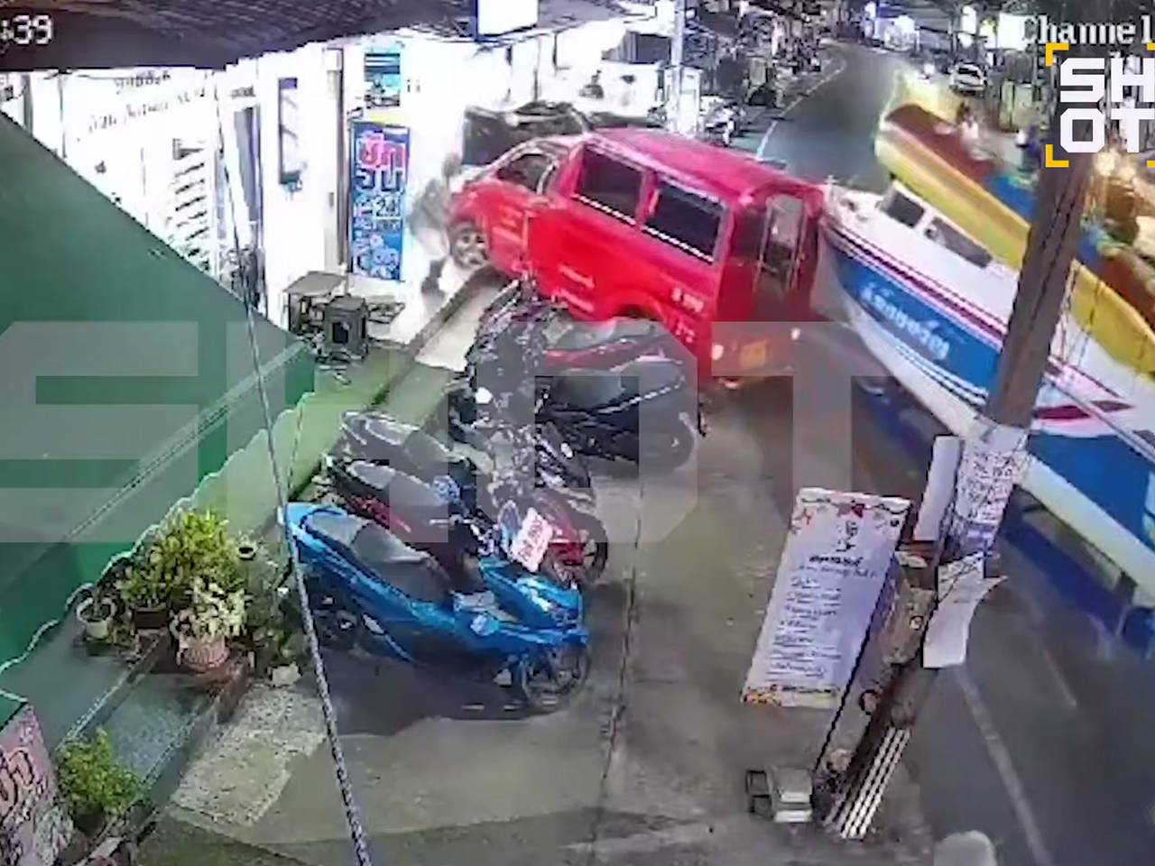 Россияне пострадали в аварии с пикапом и надувным бананом в Таиланде