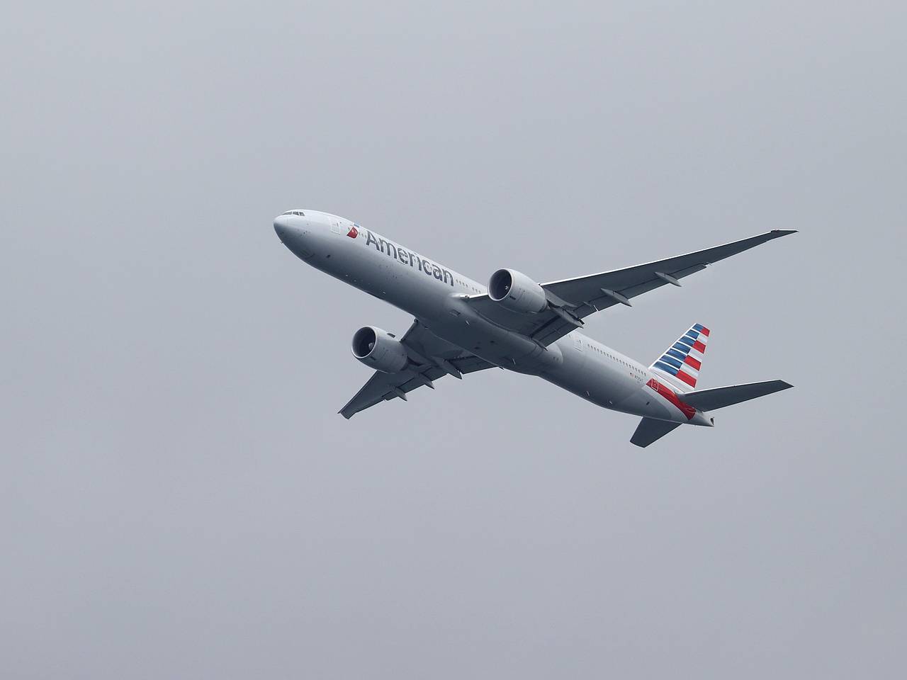 Агрессивный пассажир пригрозил взорвать самолет и расправиться с попутчиками в США