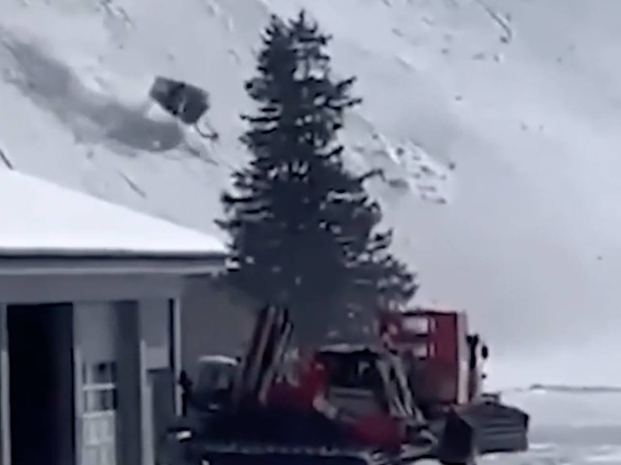 Кабина фуникулера с человеком разбилась на горнолыжном курорте Европы и попала на видео