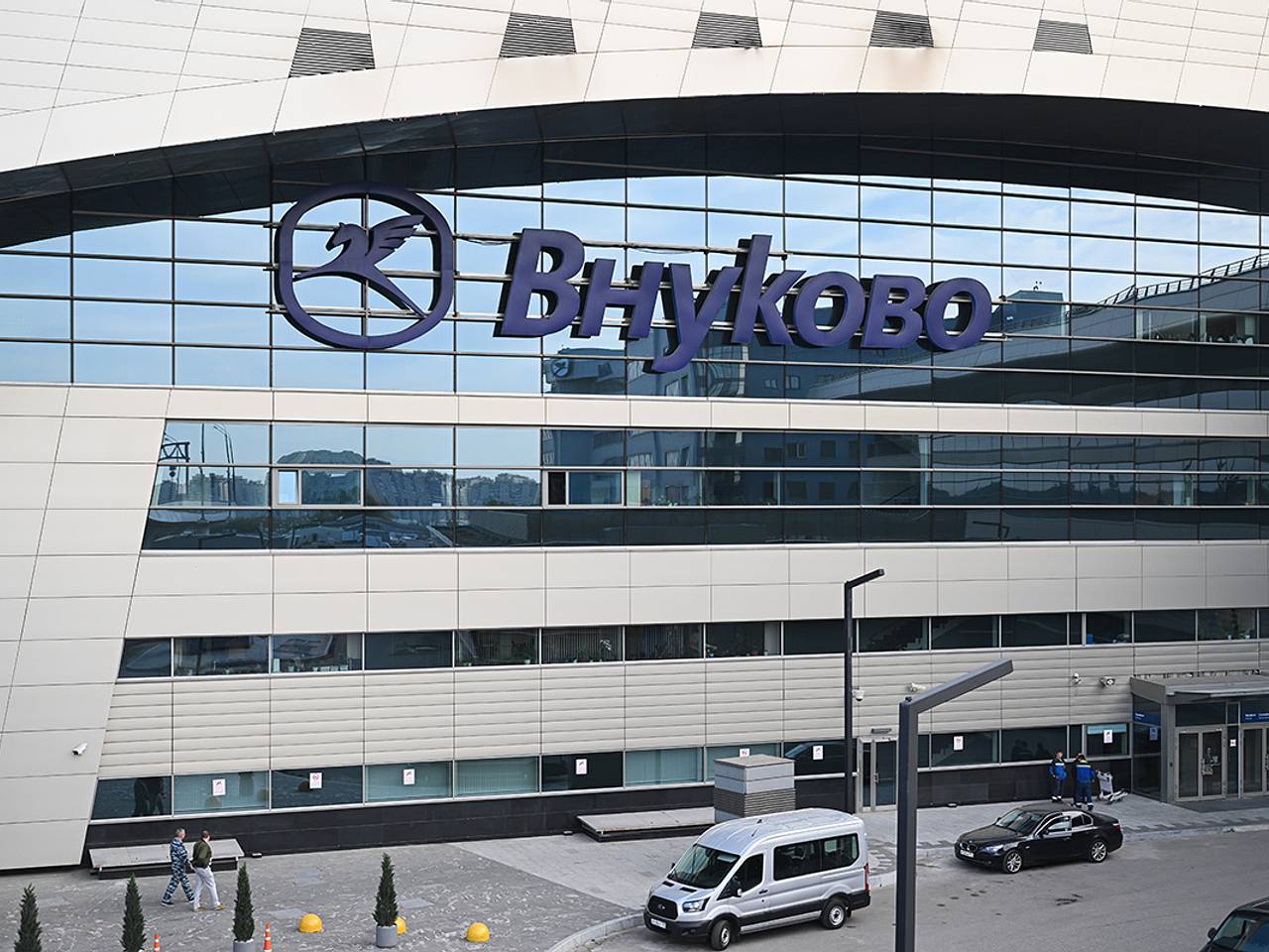 Два аэропорта Москвы перестали принимать самолеты