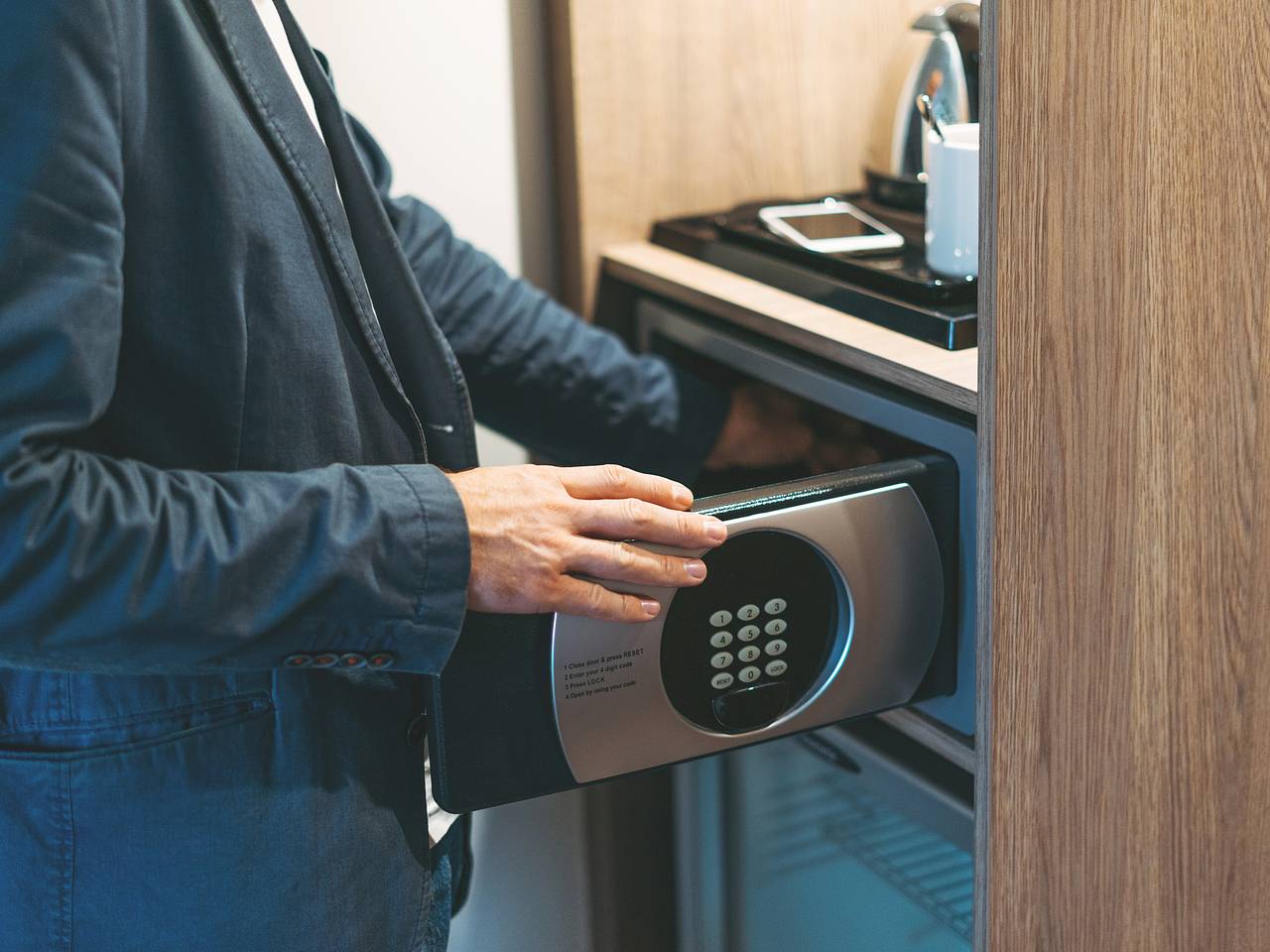 Россиян предостерегли от хранения в сейфе отеля некоторых вещей